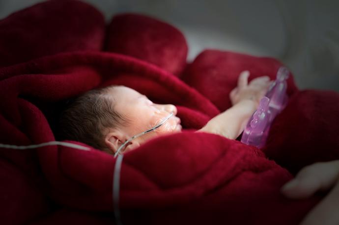 Časté jsou infekce, dechové a srdečně-cévní potíže nebo onemocnění sítnice nezralého oka.