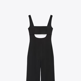 Neobvyklé členění odhalující kůži nese i overal značky Zara za 999 Kč.