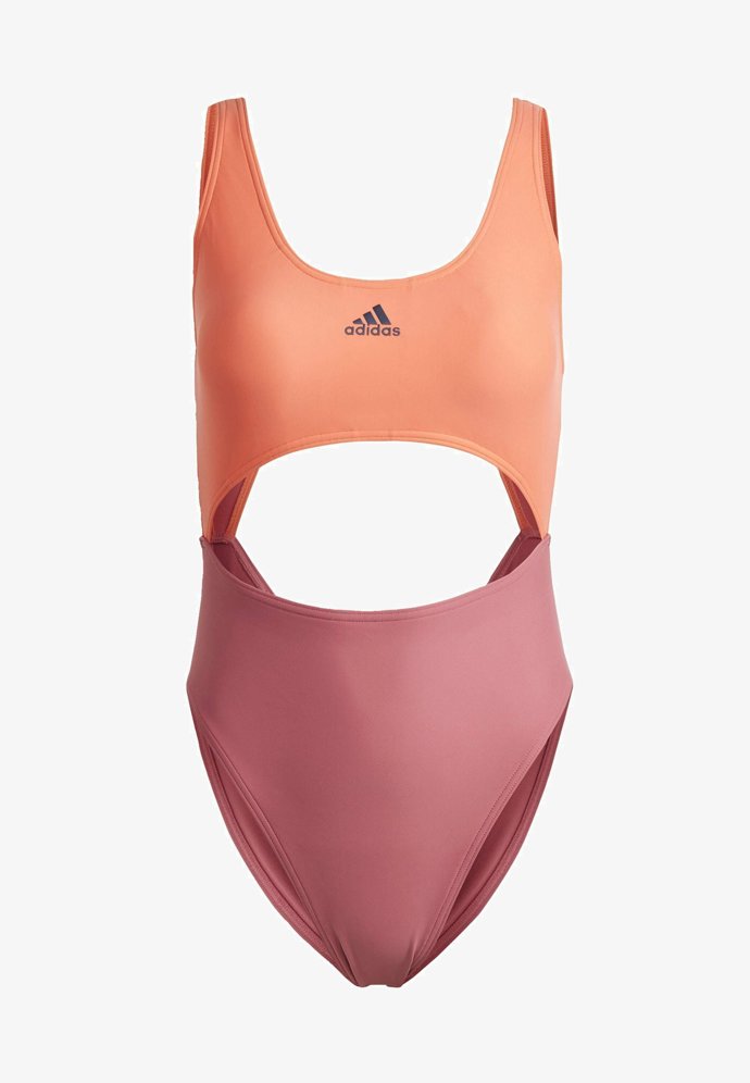 Průstřihy evokuje i efekt propojení dvoudílného střihu do jednolité sportovní varianty v podání značky Addias. (1 000 Kč)