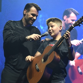 S kytarou Sebastian dokonce vystoupil na koncertu svého dědečka před vyprodanou O2 arenou.