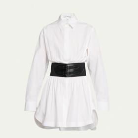 Košilové šaty najdete u labelu Alaïa hned v několika provedeních, Jennifer ale vynesla model, který je kombinací několika kousků: Kombinuje košilovou fazónu a dlouhé rukávy s nařasenou minisukýnkou. Podobné šaty nabízí značka Alaïa v kompletu s páskem za 1 780 dolarů.