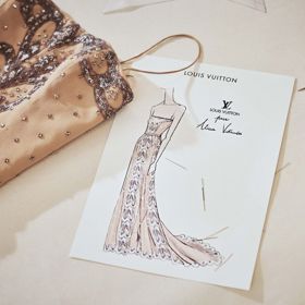 Úchvatné haute couture šaty z hedvábného žoržetu pochází z dílny  Louis Vuitton. Takové modely vznikají výhradně ručně a jejich tvůrci konkrétně na tomto kousku strávili více než 1 700 hodin. Především proto, že jsou šaty zdobeny 60 000 korálky a kamínky, které jsou našívány ručně.