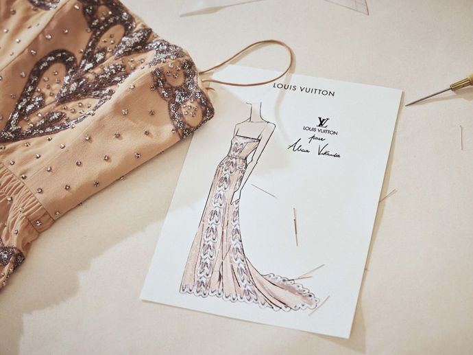 Úchvatné haute couture šaty z hedvábného žoržetu pochází z dílny  Louis Vuitton. Takové modely vznikají výhradně ručně a jejich tvůrci konkrétně na tomto kousku strávili více než 1 700 hodin. Především proto, že jsou šaty zdobeny 60 000 korálky a kamínky, které jsou našívány ručně.