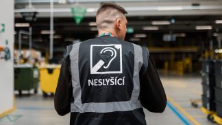 Tichá empatie: Zaměstnanci v Amazonu se učí znakový jazyk, aby porozuměli svým spolupracovníkům se sluchovými obtížemi