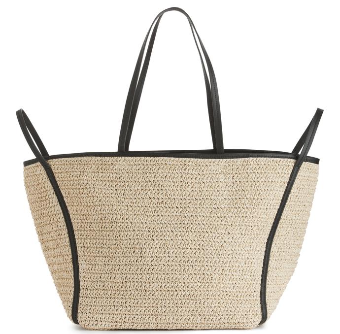 Značka Arket představuje každé léto nový model své typicky letní velké tašky. Ani tentokrát neplýtvala zdobností a vsadila na jednoduchou estetiku. Cena: 119 eur