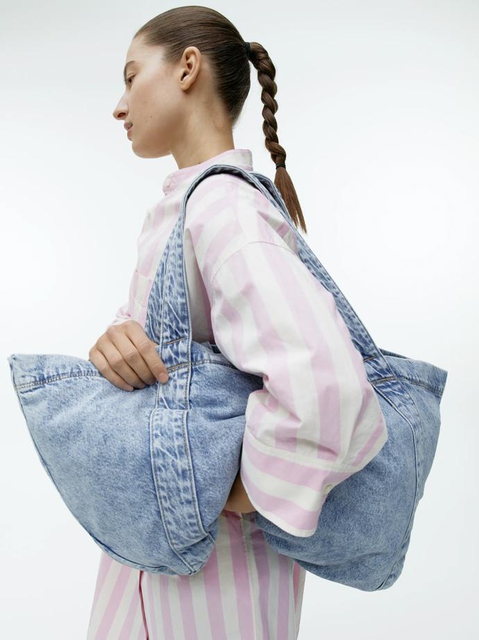 Denimové varianty nesmí v aktuální nabídce rozhodně chybět. Arket, 69 eur, pohodlně objednáte online