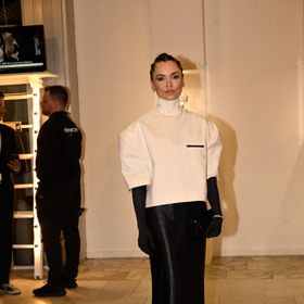 Radka Třeštíková ve společnosti tradičně poutá pozornost. I v tomto případě je to ale spíše na opačném spektru emocí, než jsou ty pochvalné. Její až mimozemský outfit se proto na pomyslném žebříčku nejrozpačitějších modelů z loňského zahájení MFFKV umístil vskutku vysoko.