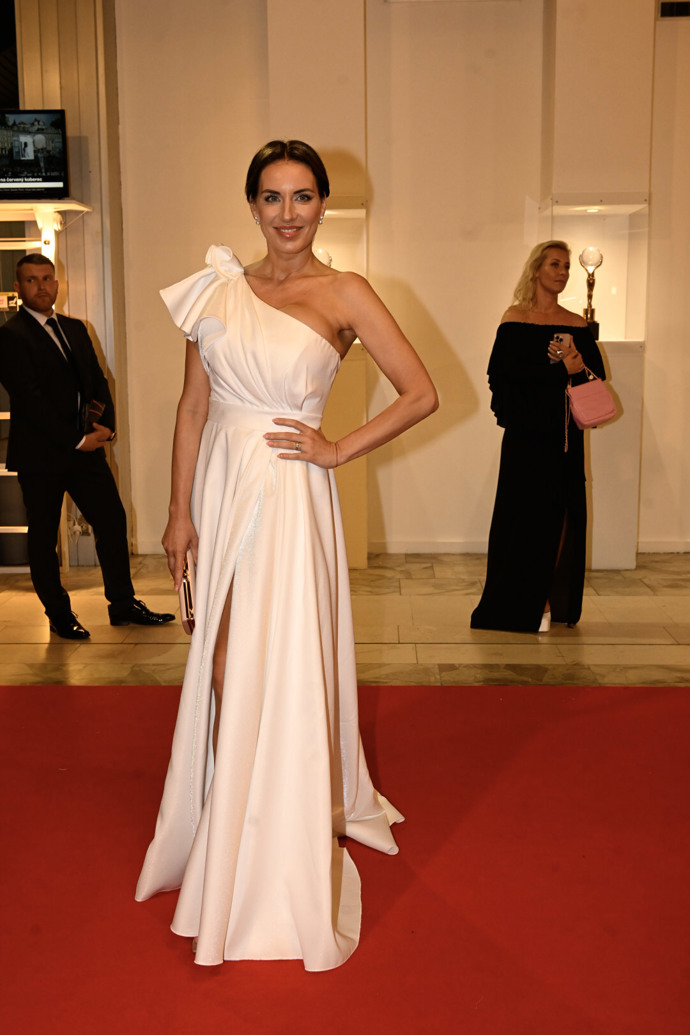 Nekonečný rozparek zvolila také modelka Lucie Šlégr. Když z andělsky bílých šatů ze svatebního studia Odeta náhodou vystrčila nožku, pánové zůstali paf. Skvělý tah, jak odvrátit pozornost od jindy ostře sledovaných vnad.