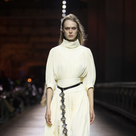 Další z šatů, které Alicia Vikander představila letos v Cannes, pochází také z dílen Louis Vuitton. Jde o tento model z pre-fall kolekce představené v jihokorejském Soulu letos na jaře.