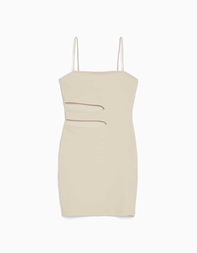 Sestava průstřihů v oblasti pasu zdobí šaty v bodycon siluetě od značky Bershka. Cena: 499 Kč