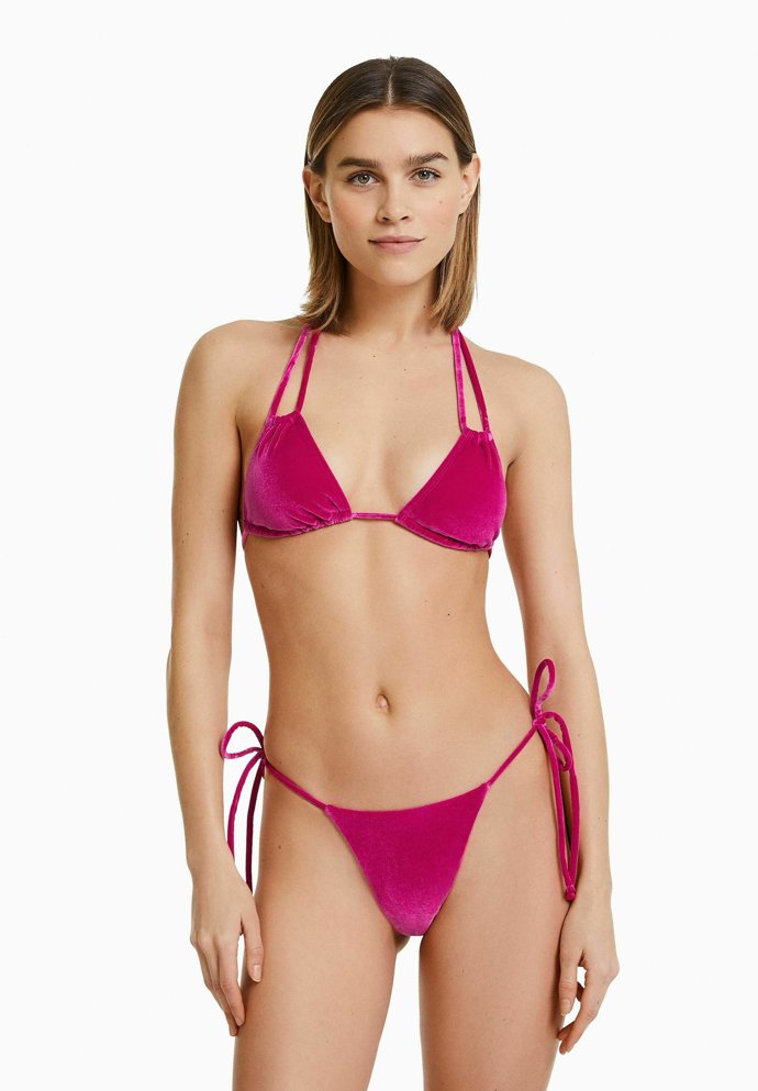 Sametově hebké bikiny s leskem a dvojitými dlouhými šňůrkami. (Bershka, horní díl 399 Kč, spodní díl 299 Kč)