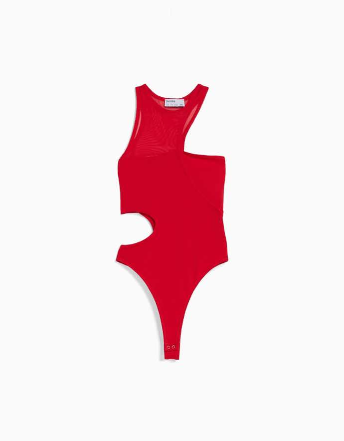 Body patří k velmi oblíbeným módním kouskům tohoto období. Model oplývající nepřehlédnutelným odebíráním nepotřebného materiálu a skládáním hned několika textilií najdete v aktuální kolekci značky Bershka. Cena: 499 Kč