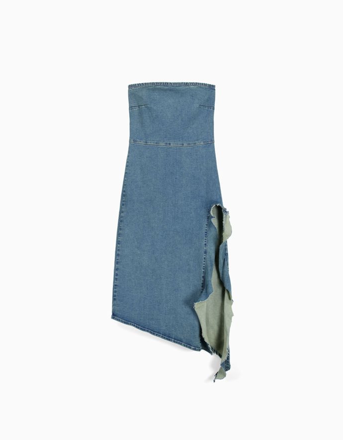 Denim ve své párty podobě, to jsou korzetové šaty s prvkem třepení v délce a vysokým rozparkem. Bershka, 799 Kč