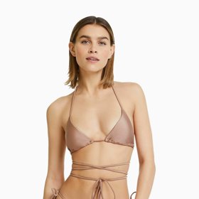 Jednoduché tvary, minimum materiálu, nápadné uvazování. Tři trendy tohoto léta v jednom. (Bershka, 399 Kč a 299 Kč)