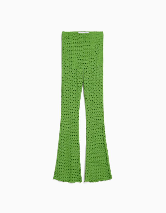 Háčkované kalhoty. Letošní hit, kterým se to ve festivalových areálech bude jistě jen hemžit. Bershka, 699 Kč