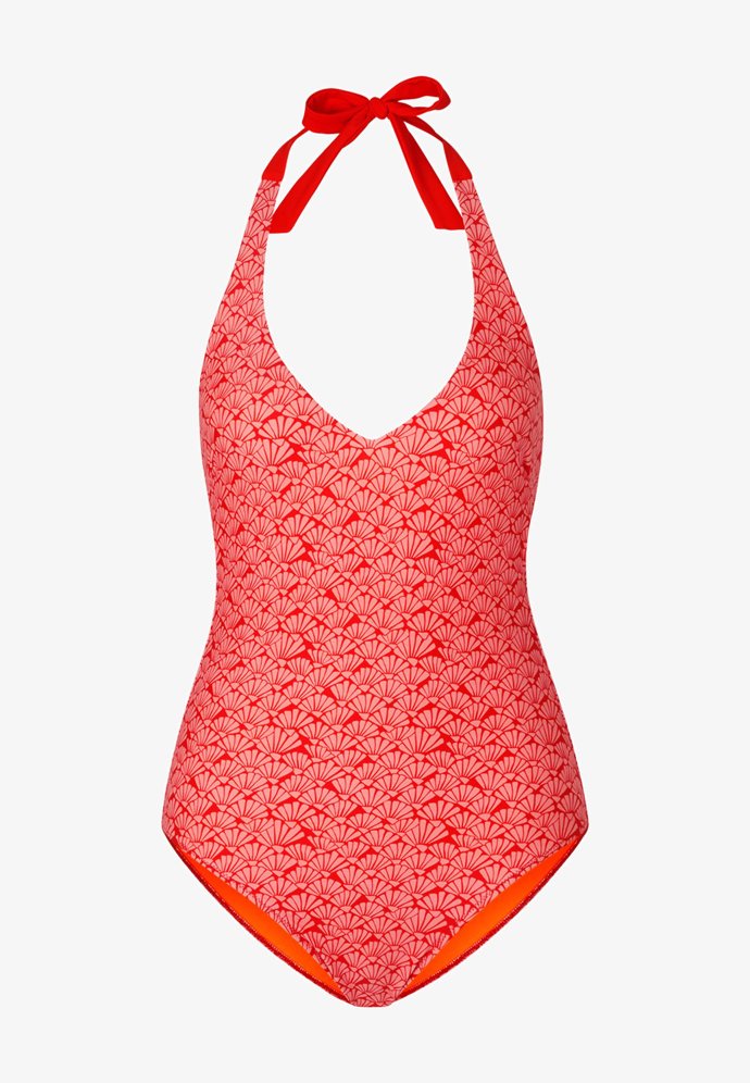 Vázání za krkem také rozhodně neodzvonilo. Najdete jej na plavkách s hluboko vykrojenými zády od značky Bogner za 3 100 Kč.