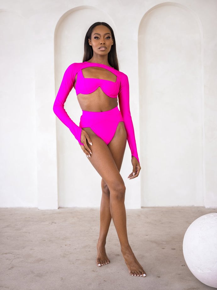 Rukavice Kim Kardashian inspirovaly i další značky. V nejnovějších kolekcích najdete modely s extra dlouhými rukávy sahajícími až k prstům. (MBM Swim, 1790 Kč)