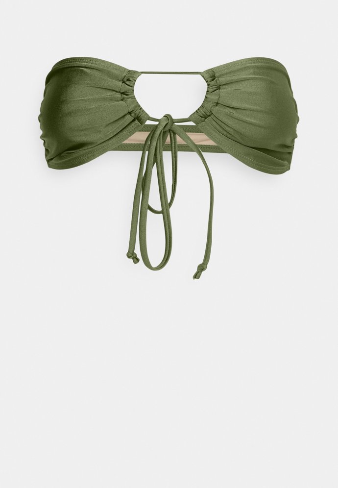 Nosit je můžete hned na několik způsobů. Třeba ve stylu bandeau bez ramínek. (Podprsenka, Cotton On Body, 920 Kč)