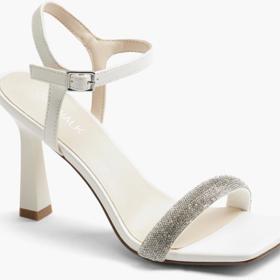 Outfit můžete doplnit sandálky se štrasem. (Deichmann, cena 988 Kč) 