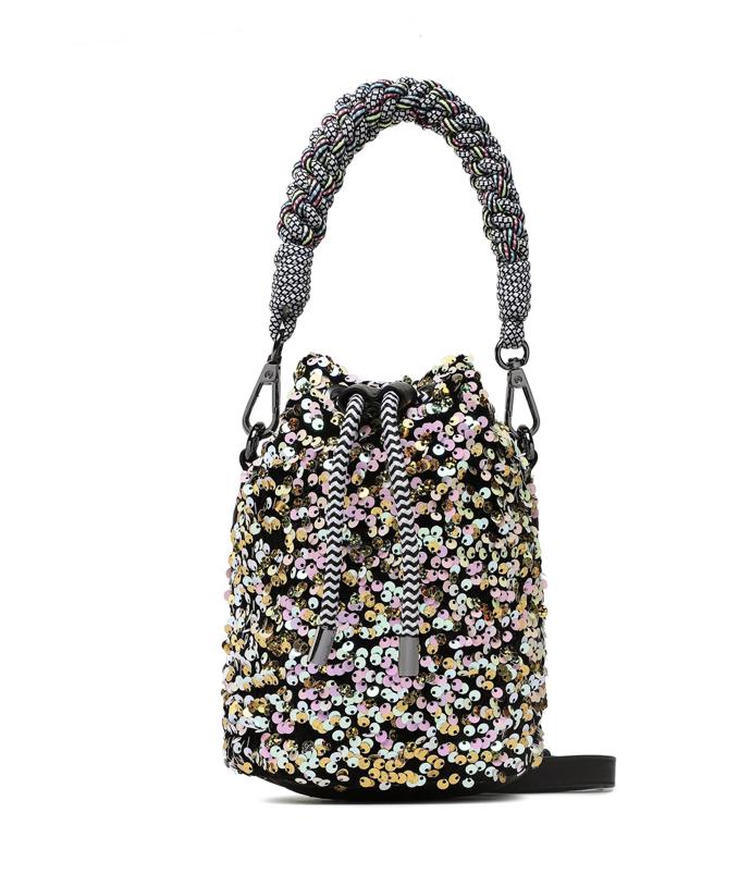 Kabelky s třpytivými prvky patří k nejvyhledávanějším doplňkům sezony. (Desigual, 2 890 Kč)