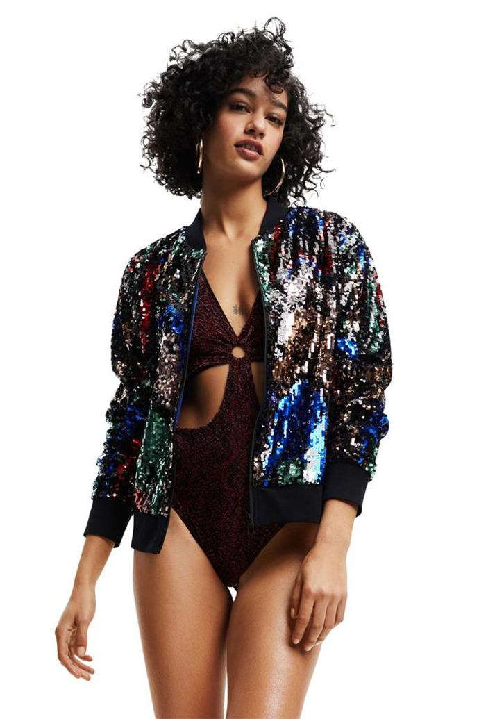 Vrstvit lesk. Další z hitů léta. (Bunda typu bomber s flitry, Desigual, 4 299 Kč)