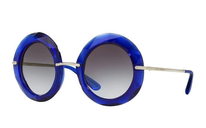 Jednoduché kombo džínových šortek a bílého tílka? Tak to budete potřebovat pořádně nepřehlédnutelný detail! Co třeba brýle Dolce&Gabbana v modrých barvách, jejichž tvar určitě nikomu neunikne. (2 650 Kč)