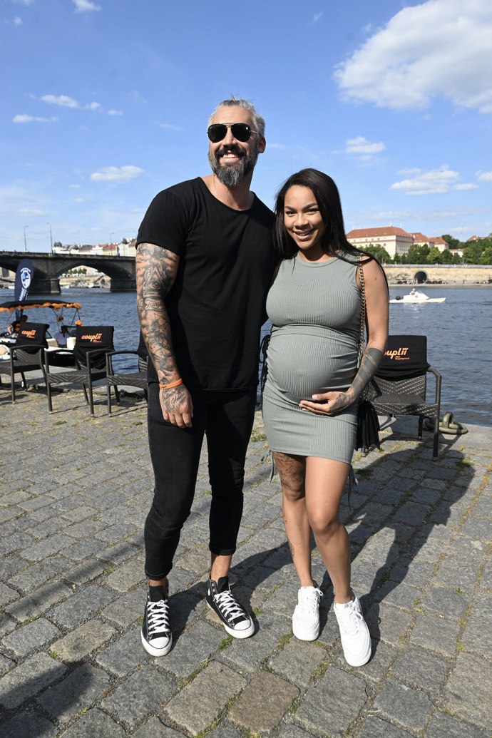 Pár čeká prvního syna, dostane jméno Rafael.