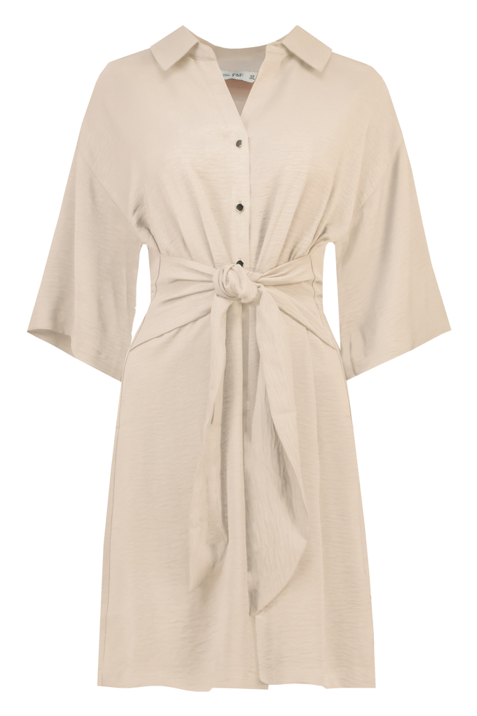 Odpírat si nemusíte ani kratší délky, tedy pokud rády ukazujete nohy. Zadání skvěle splní lehoučké šaty s uzlem. F&F, 599 Kč