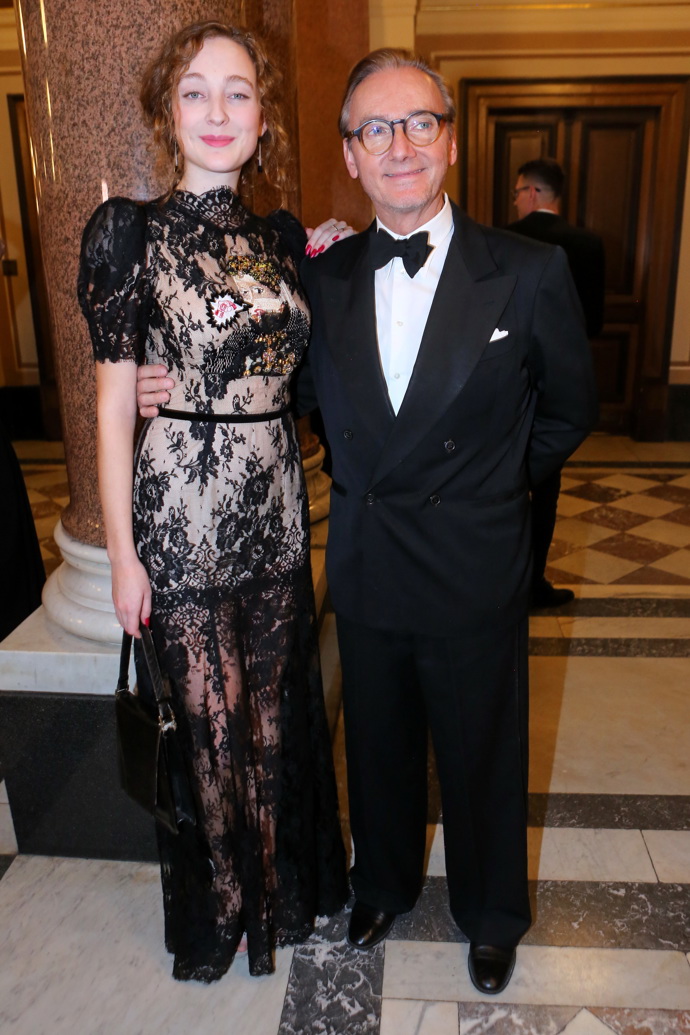 Rozálie Havelková ve velké večerní coby doprovod svého táty v pražském Rudolfinu.