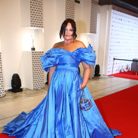 Herečka Jitka Čvančarová umí zaujmout. Ne vždy je k tomu ale potřeba tolik materiálu navíc. Střih, barva, a vlastně i celé pojetí tohoto modelu se od společenského zadání příliš neodklání, jen platí, že "čeho je moc, toho je příliš".