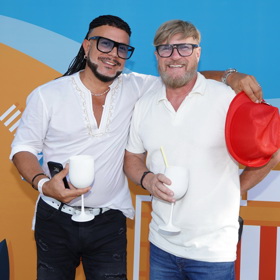 Bílá linka je jeho vlastní barva, zbytek vousů si barví natmavo. Na fotografii s přítelem Guyem.