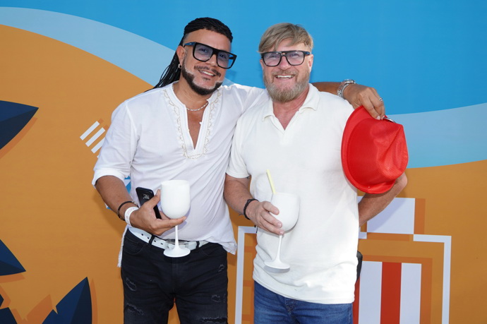 Bílá linka je jeho vlastní barva, zbytek vousů si barví natmavo. Na fotografii s přítelem Guyem.