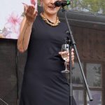 Adéla Elbel je známou českou stand-up komičkou.