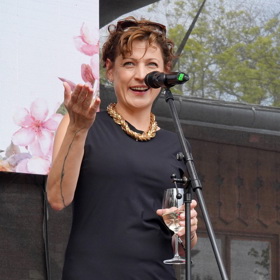 Adéla Elbel je známou českou stand-up komičkou.