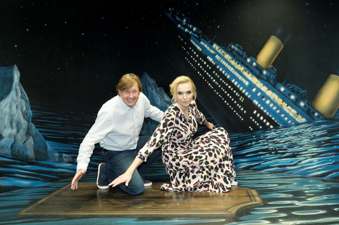 Ministr kouzel Pavel Kožíšek pózuje s novou ministryní na potápějícím se Titaniku.