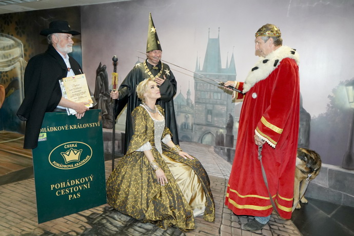 „Naše pohádková vláda je největší na světě, máme už 27 ministrů. Novou pohádkovou ministryní sportu a zdravé výživy jsem dnes pasoval Hanku Mašlíkovou,“ uvedl Václav Vydra, který je králem České pohádkové akademie. 