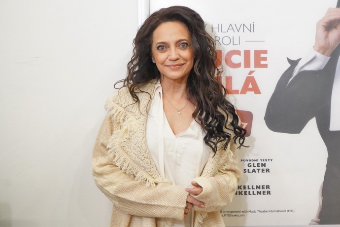 Ikonická česká černovláska Lucie Bílá se v blondýnku kdysi proměnila v divadelní hře Produkt. Tenkrát šlo o paruku. 