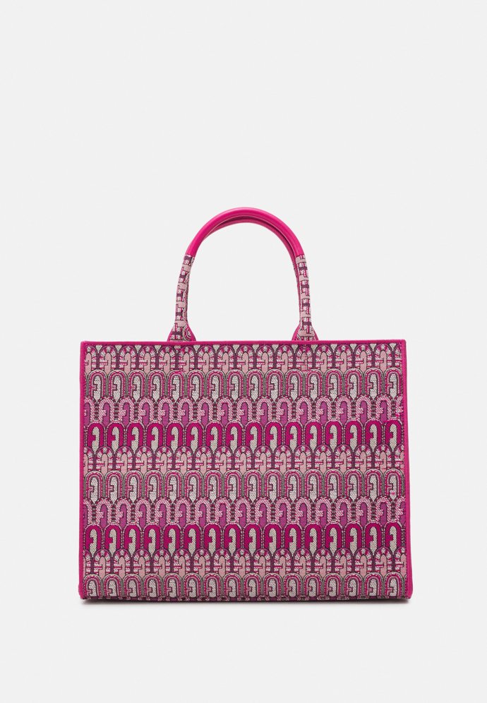 Modelem Dior se inspirovala i další známá značka Furla. Její kabelku obsypala loga v nepřehlédnutelném vzoru. Seženete ji hned v několika barevných provedeních. Cena: 8 800 Kč