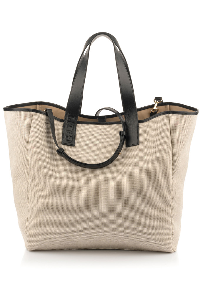 Elegantní plátěná varianta s koženými detaily v podání značky Gant. Cena: 6 890 Kč