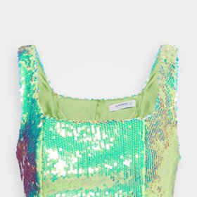 Šupinám podobný povrch topu v duhových odstínech evokuje party atmosféru, unosíte jej ale i v běžném denním šatníku. (Glamorous, 790 Kč)