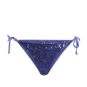 Nechybí samozřejmě ani spodní díl v trendy designu. (Guess, 1 390 Kč)