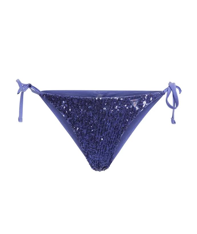 Nechybí samozřejmě ani spodní díl v trendy designu. (Guess, 1 390 Kč)