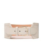 Dostupnější, přesto stejně nepřehlédnutelná. Varianta širokého pásku od značky Guess za 1 830 Kč.