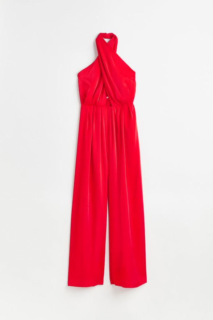 Saténový overal v zářivé malinové barvě. (H&M, 1 499 Kč)