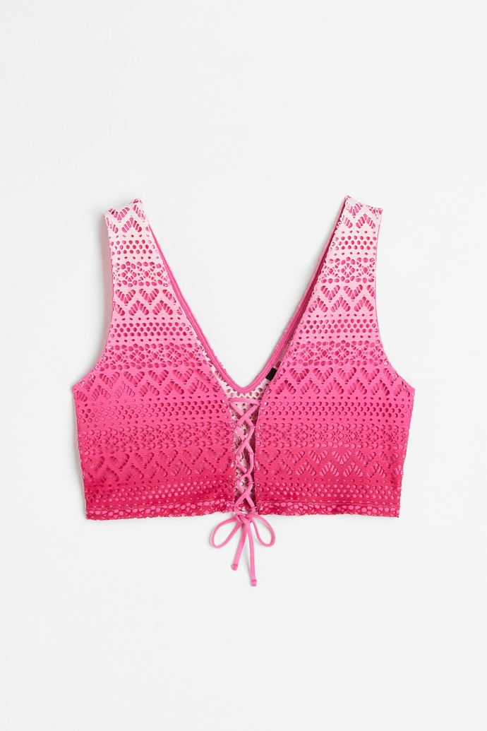 Nádech retra. To jsou háčkované kousky, kterým patří současná sezóna. A když je navíc vybavíte ombré efektem, není pochyb, který model ovládne letní ulice. Top H&M, 349 Kč