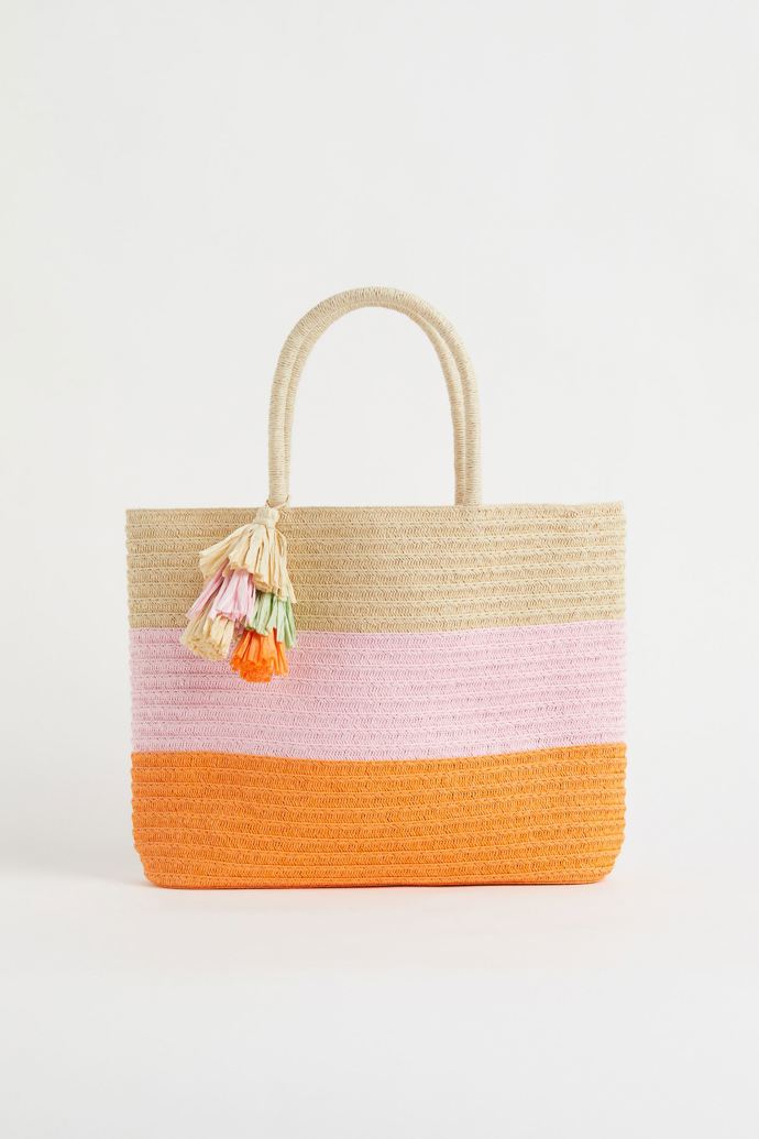 Prostorná a zábavná. Typická taška tohoto léta (H&M, 399 Kč)