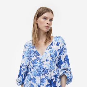 Odlehčeným modelům svědčí záplava vzorů. (H&M, 599 Kč)