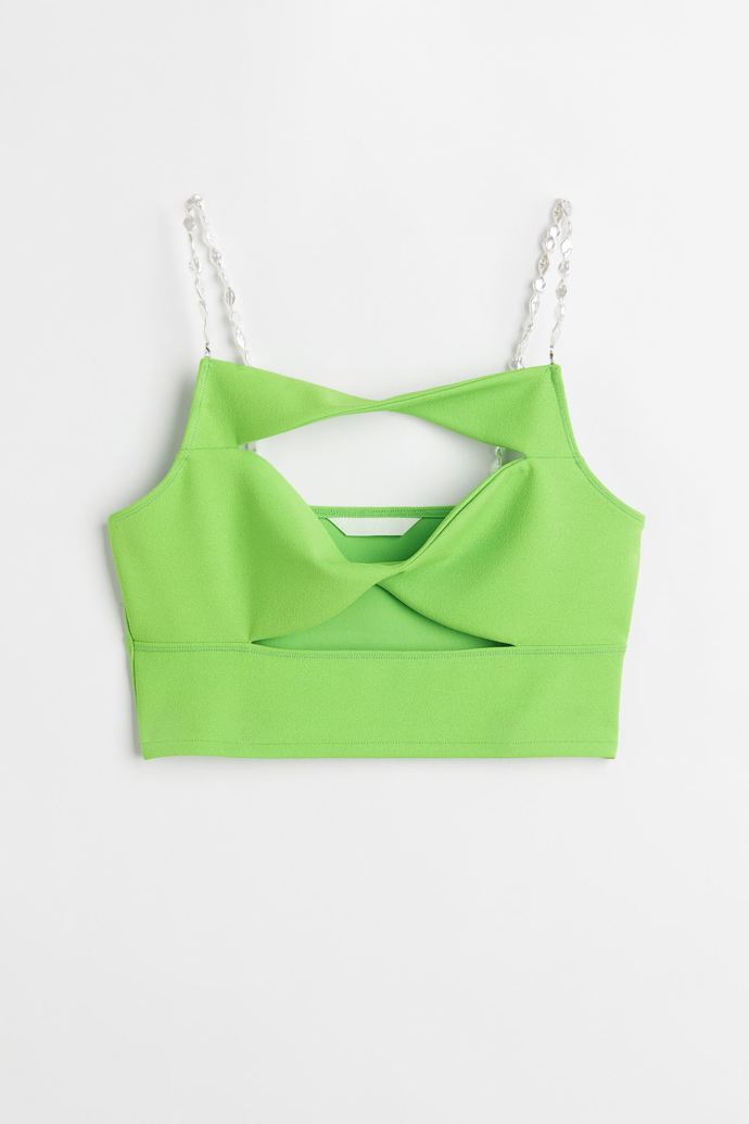 Crop top s korálkovými ramínky a sexy výkrojem najdete v H&M hned v několika módních barvách. Cena: 599 Kč