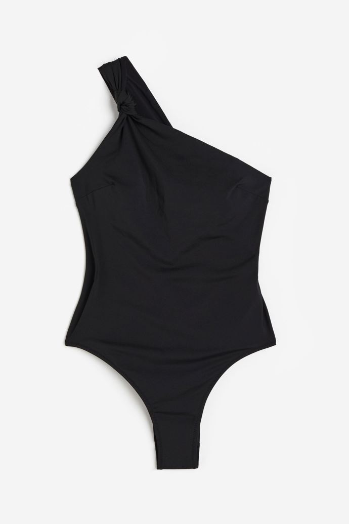 Obdobně líbivou variantu s asymetrickým ramínkem seženete v H&M za 899 Kč.