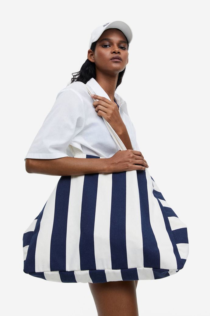 Plážový model, který proniká do ulic jako běžná taška pro denní nošení. H&M, 499 Kč